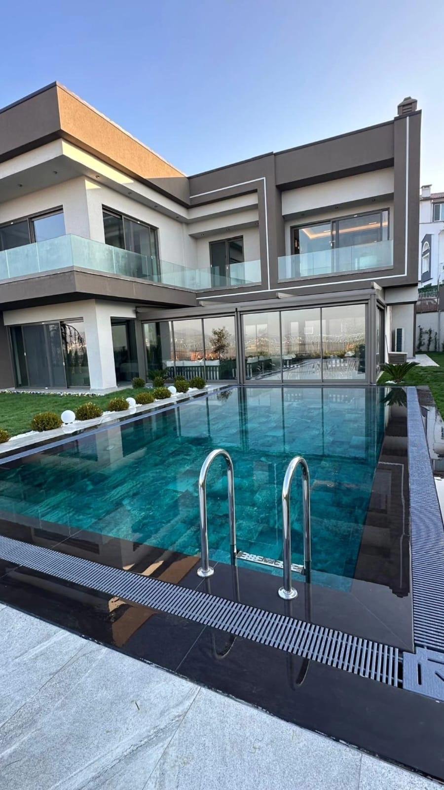 Modern Yüzme Havuzu