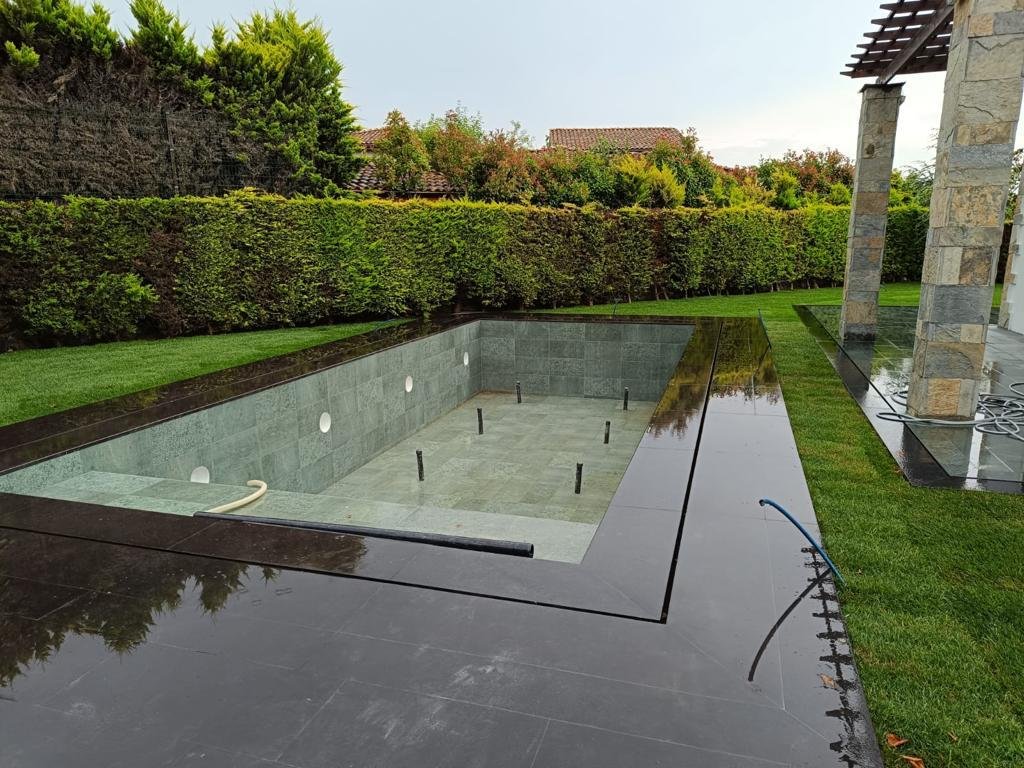 Modern Yüzme Havuzu