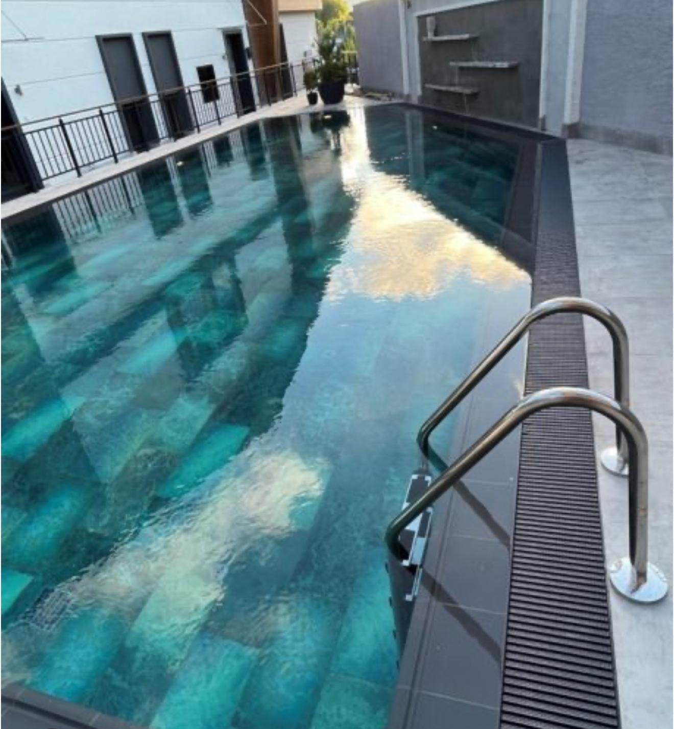 Modern Yüzme Havuzu