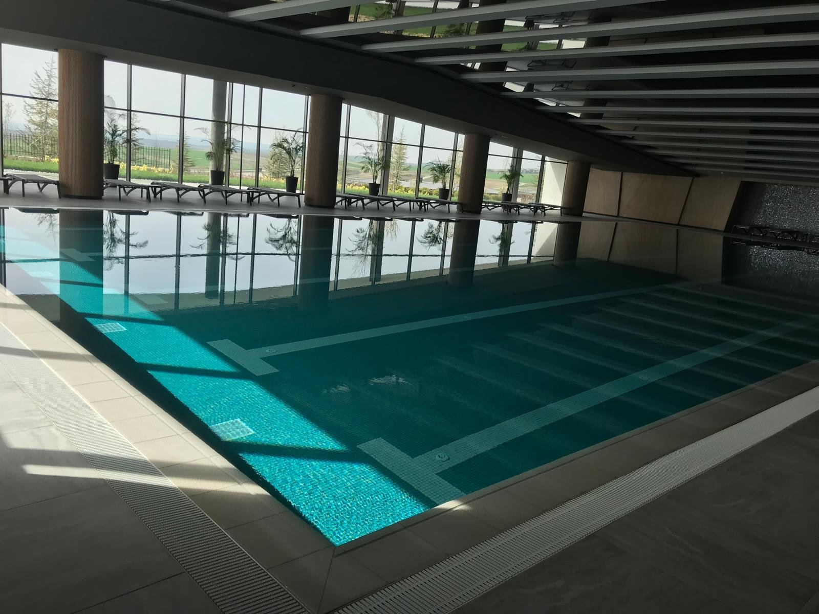 Modern Yüzme Havuzu